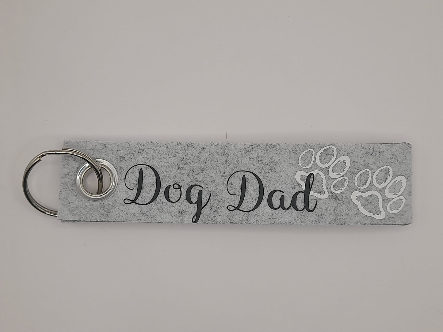 Schlüsselanhänger "Dog Dad" hell grau